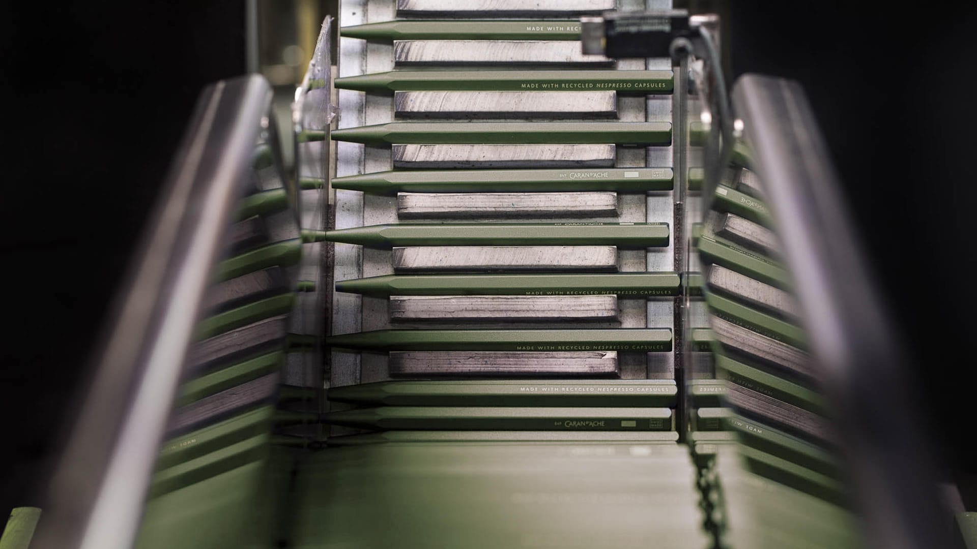 In der Zusammenarbeit mit Caran d’Ache entstand der Kugelschreiber 849 Nespresso aus recycelten Nespresso Kapseln.