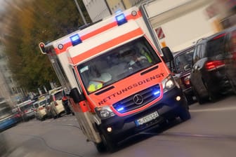 Rettungswagen im Einsatz: Ein Kind in NRW ist aus dem Fenster gestürzt. (Symbolbild)