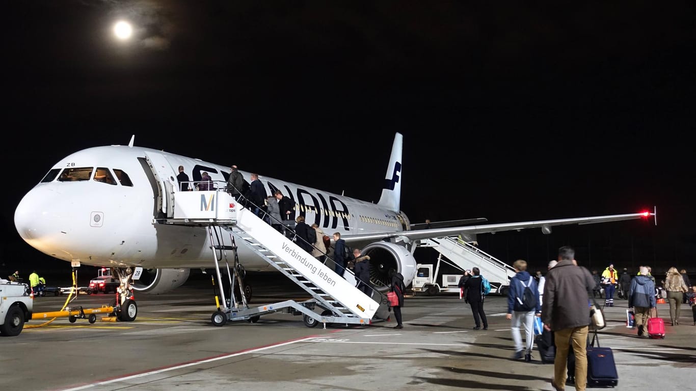 Künftig sollen sie gewogen werden: Flugpassagiere steigen am Flughafen Berlin-Tegel in eine Maschine der Finnair ein.