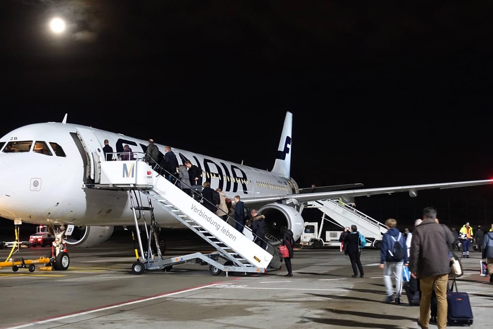 Künftig sollen sie gewogen werden: Flugpassagiere steigen am Flughafen Berlin-Tegel in eine Maschine der Finnair ein.