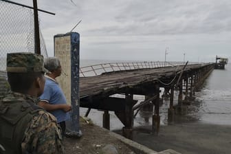 Zerstörter Pier: Ein Erdbeben der Stärke 6,1 hat Costa Rica und das angrenzenden Panama erschüttert.