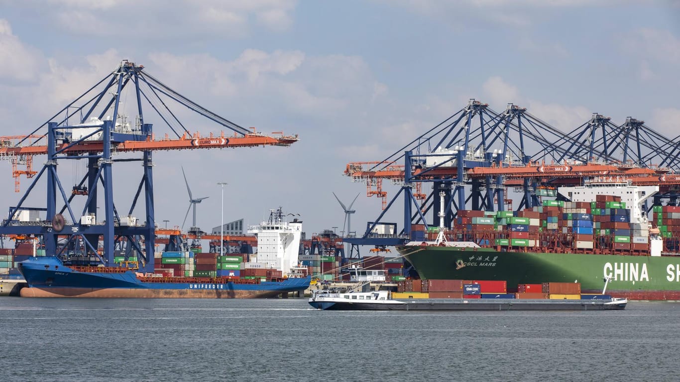 Der Seehafen von Rotterdam: In der Nähe fanden Ermittler auf einem Schiff massenweise Drogen. (Symbolbild)