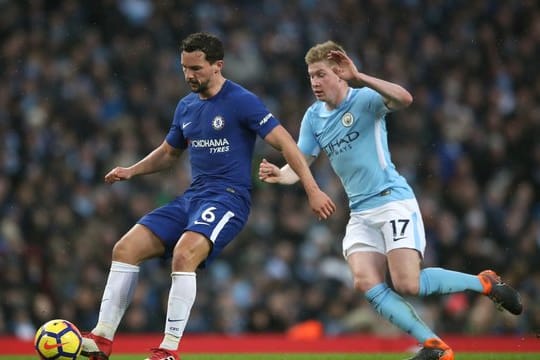 Muss seinen Führerschein abgeben: Chelsea-Profi Danny Drinkwater (l).