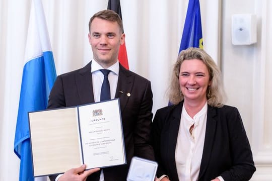 Bayern-Torwart Manuel Neuer und Sozialministerin Kerstin Schreyer bei der Verleihung der Bayerischen Staatsmedaille.