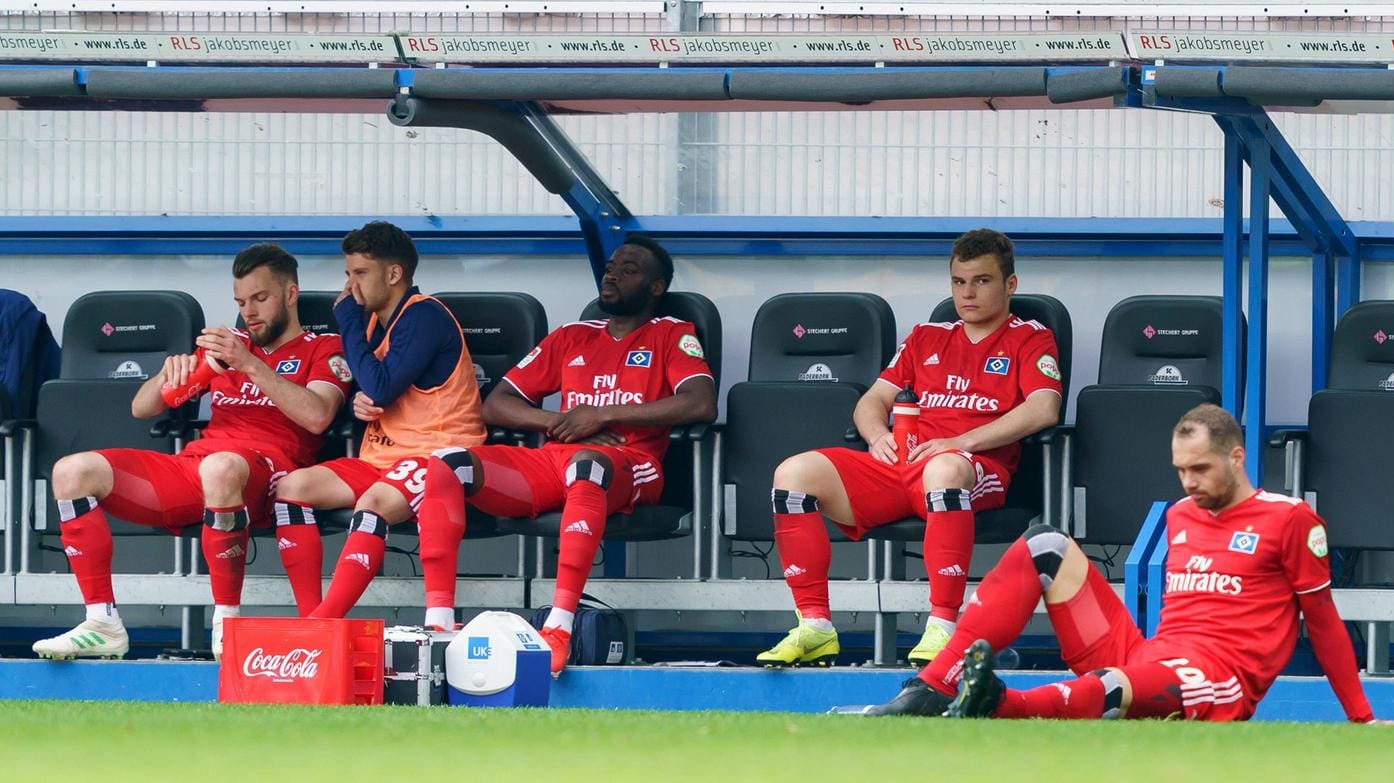 Ratlose Gesichter: Die HSV-Spieler nach dem 1:4 beim SC Paderborn.