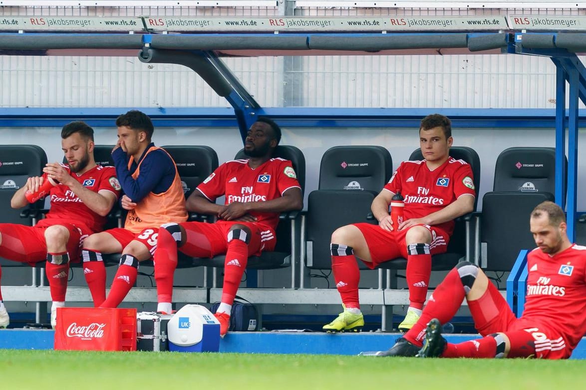 Ratlose Gesichter: Die HSV-Spieler nach dem 1:4 beim SC Paderborn.