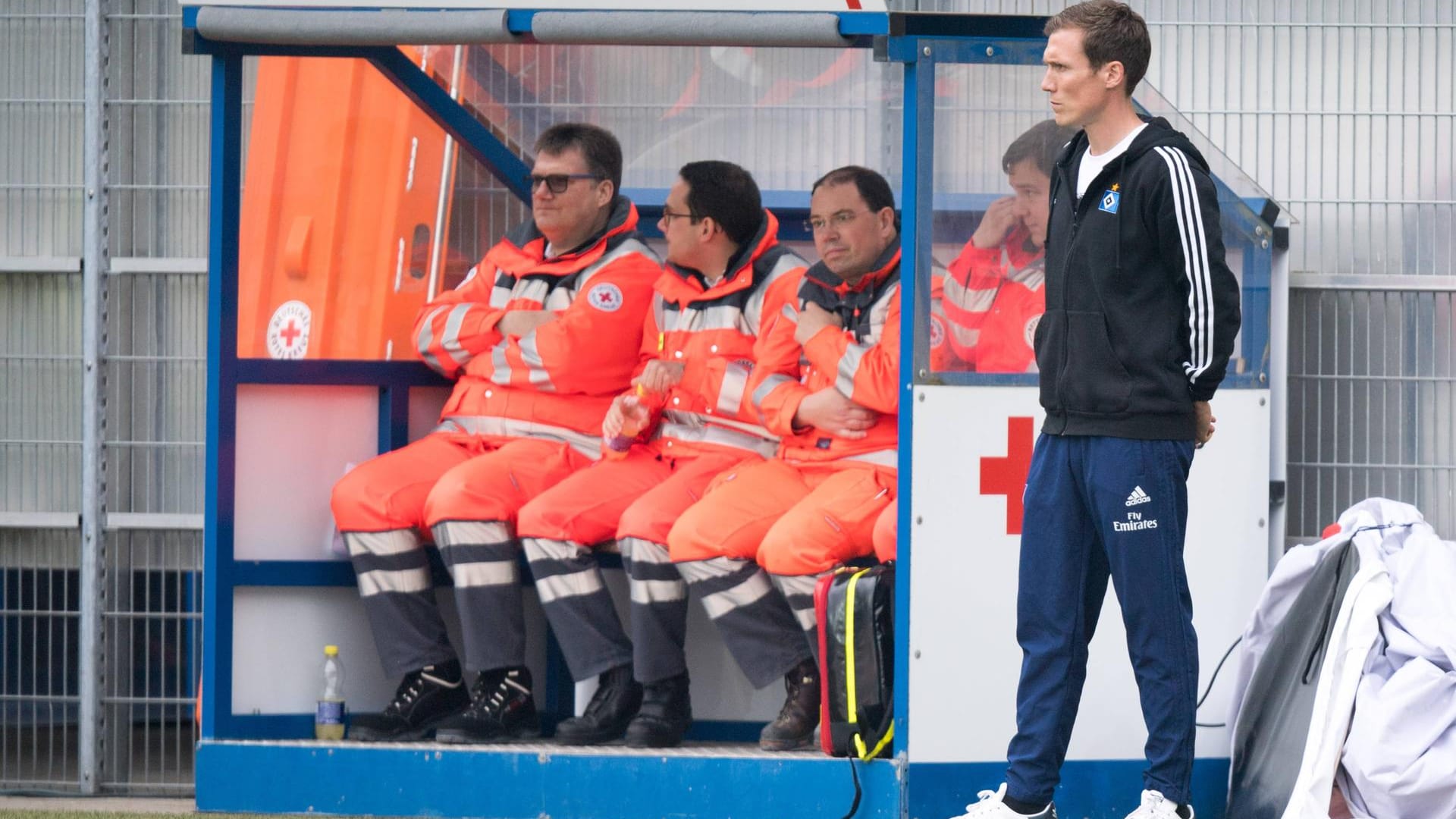 Notfall: Trainer Hannes Wolf (r.) und der HSV.