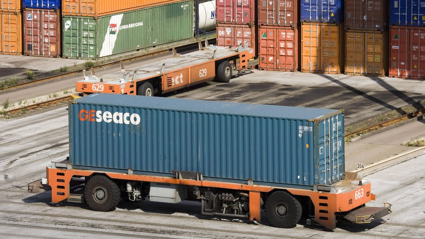 Ein Schiffscontainer im Hafen in den Niederlanden (Symbolbild): Betrüger haben in Amsterdam zwei Container auf den Bürgersteig gestellt und als Touristen-Quartier angepriesen.