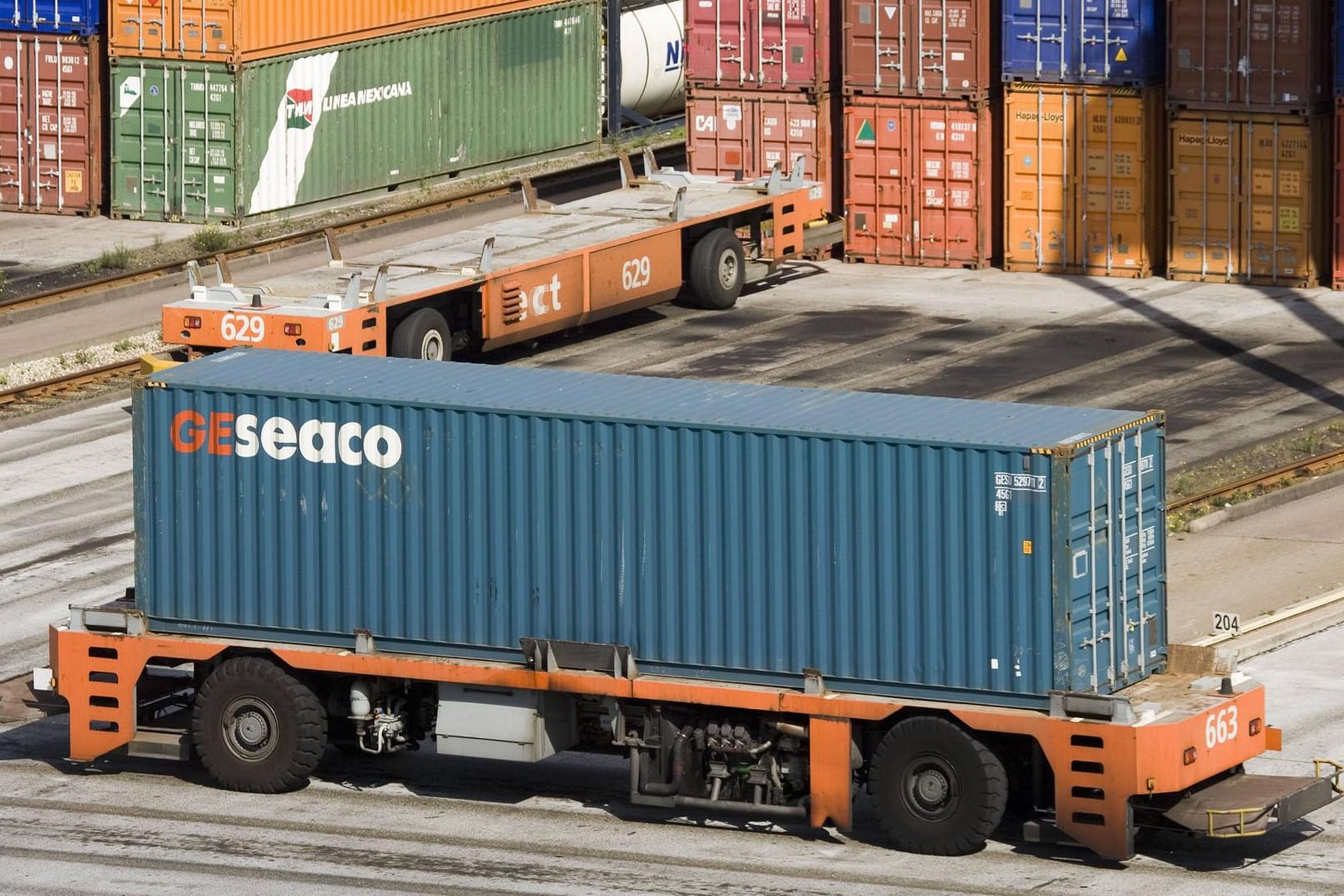 Ein Schiffscontainer im Hafen in den Niederlanden (Symbolbild): Betrüger haben in Amsterdam zwei Container auf den Bürgersteig gestellt und als Touristen-Quartier angepriesen.