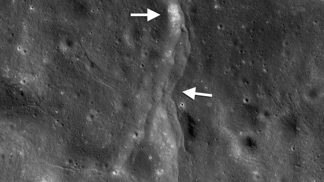 Zu sehen ist eine sogenannte Überschiebung auf dem Mond, die von der Nasa-Sonde Lunar Reconnaissance Orbiter (LRO) entdeckt wurde. Zu sehen ist eine sogenannte Überschiebung auf dem Mond, die von der Nasa-Sonde Lunar Reconnaissance Orbiter (LRO) entdeckt wurde.