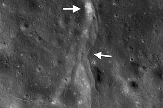 Zu sehen ist eine sogenannte Überschiebung auf dem Mond, die von der Nasa-Sonde Lunar Reconnaissance Orbiter (LRO) entdeckt wurde.