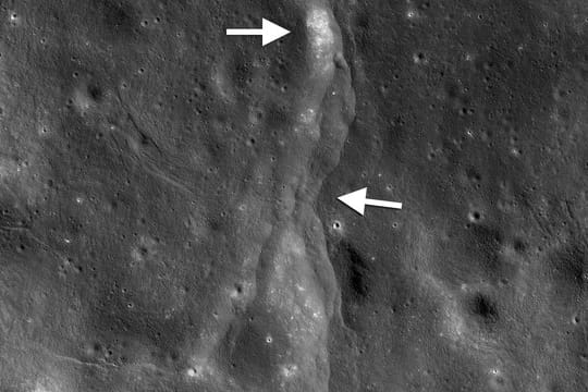 Zu sehen ist eine sogenannte Überschiebung auf dem Mond, die von der Nasa-Sonde Lunar Reconnaissance Orbiter (LRO) entdeckt wurde.