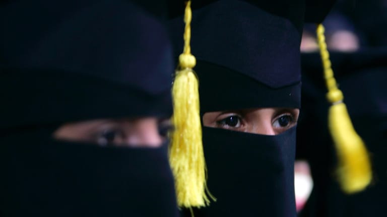 Absolventinnen im Jemen: Nur wenige Musliminnen tragen einen Nikab. (Symbolbild)