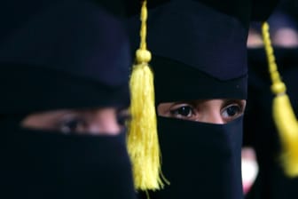 Absolventinnen im Jemen: Nur wenige Musliminnen tragen einen Nikab. (Symbolbild)