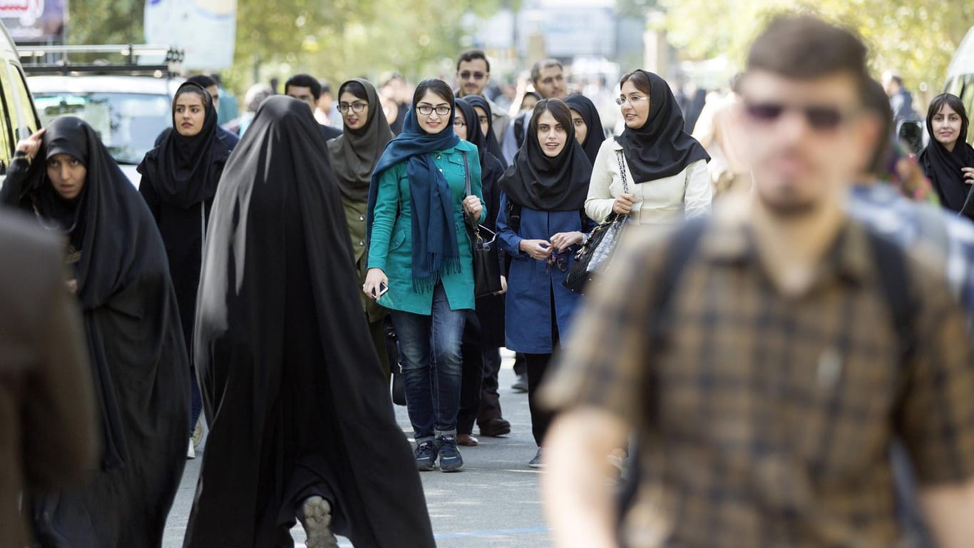 Leute laufen an der Universität Teheran über den Campus (Symbolbild): Iranische Studierende haben gegen den Kopftuchzwang im Land protestiert.
