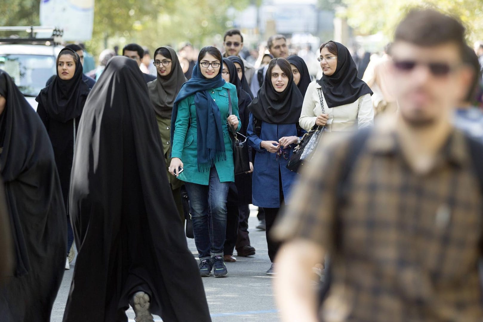 Leute laufen an der Universität Teheran über den Campus (Symbolbild): Iranische Studierende haben gegen den Kopftuchzwang im Land protestiert.
