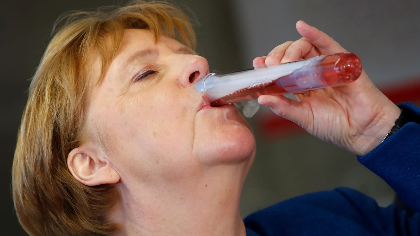 Angela Merkel: An einer Junior Uni trank sie einen Trockeneis-Cocktail