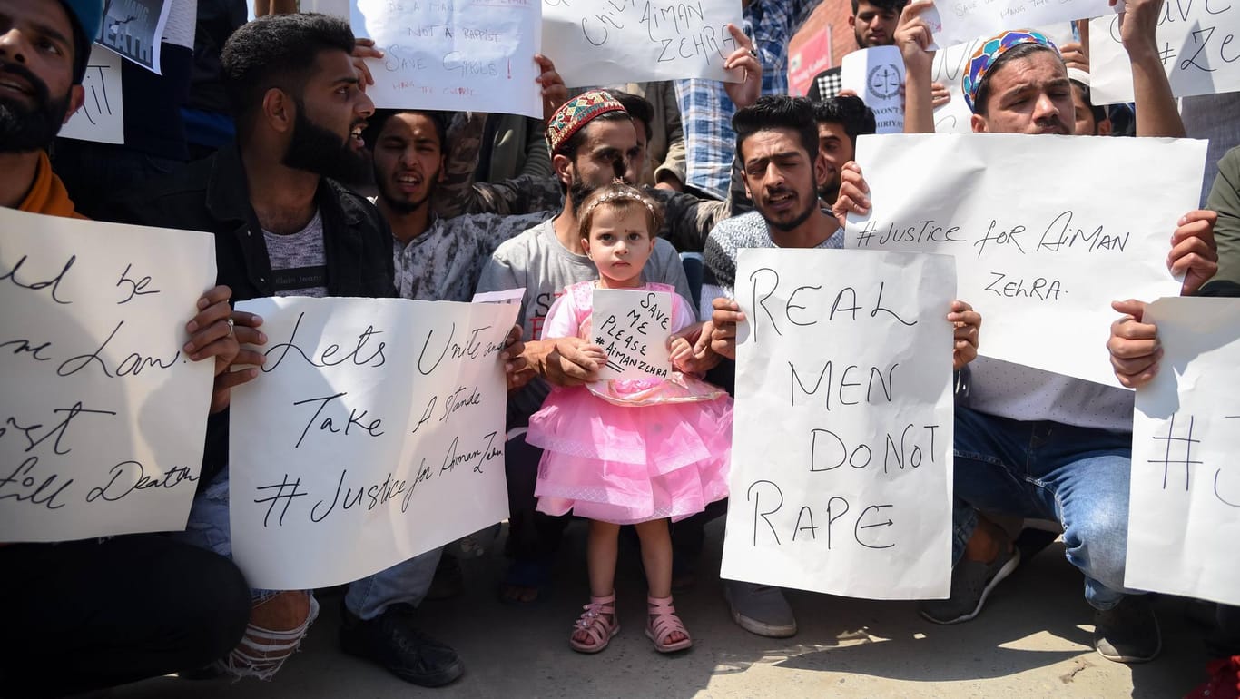 Demonstrierende halten Schilder hoch: Nach der Vergewaltigung eines dreijährigen Mädchens im indischen Bundesstaat Jammu und Kaschmir gibt es heftige Proteste.