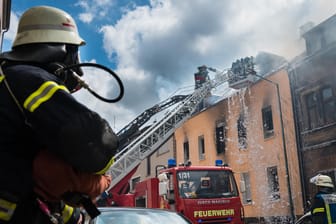 Saarland, Neunkirchen: Einsatzkräfte der Feuerwehr löschen den Brand eines Mehrfamilienhauses.