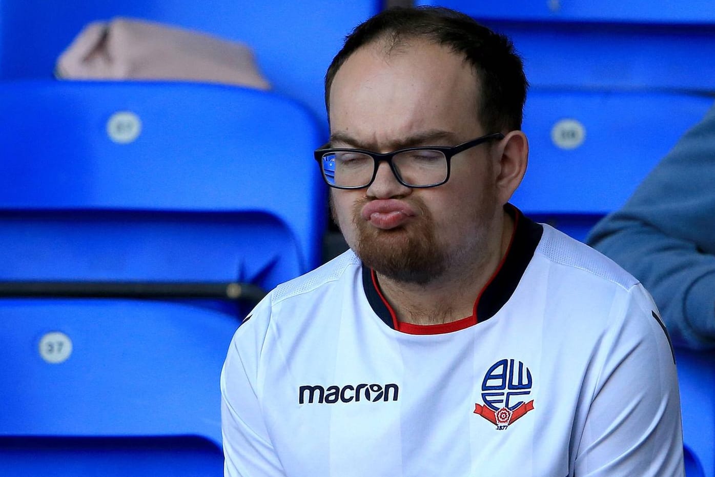 Dieser Fan der Bolton Wanderers hat es nicht leicht. Die Zukunft seines Klubs ist ungewiss.