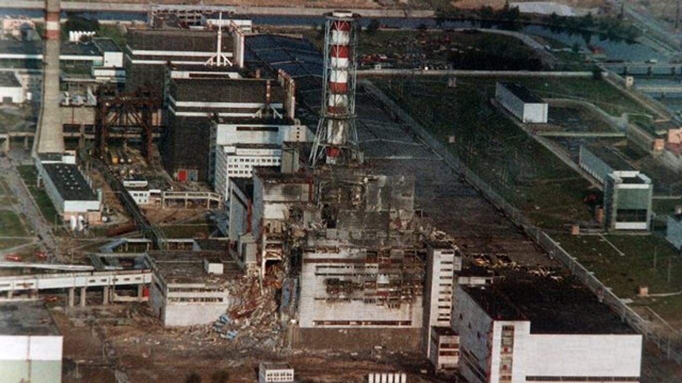 Blick auf den zerstörten Reaktor des Atomkraftwerkes.