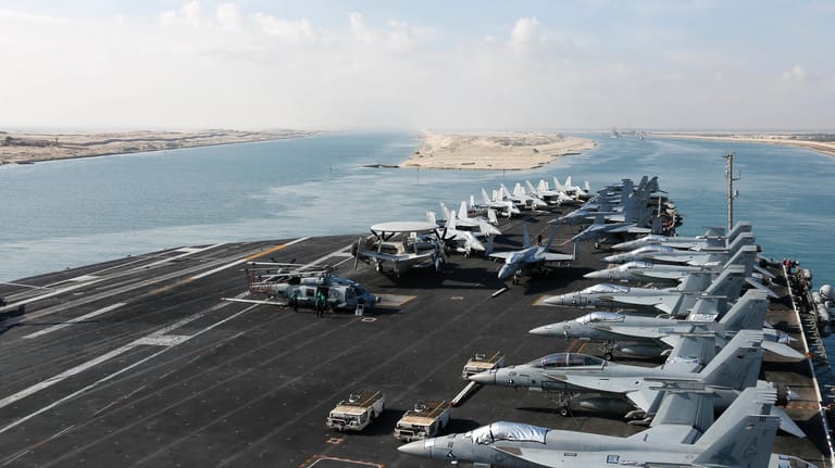 Die "USS Abraham Lincoln" durchquert am 9. Mai den Suezkanal.