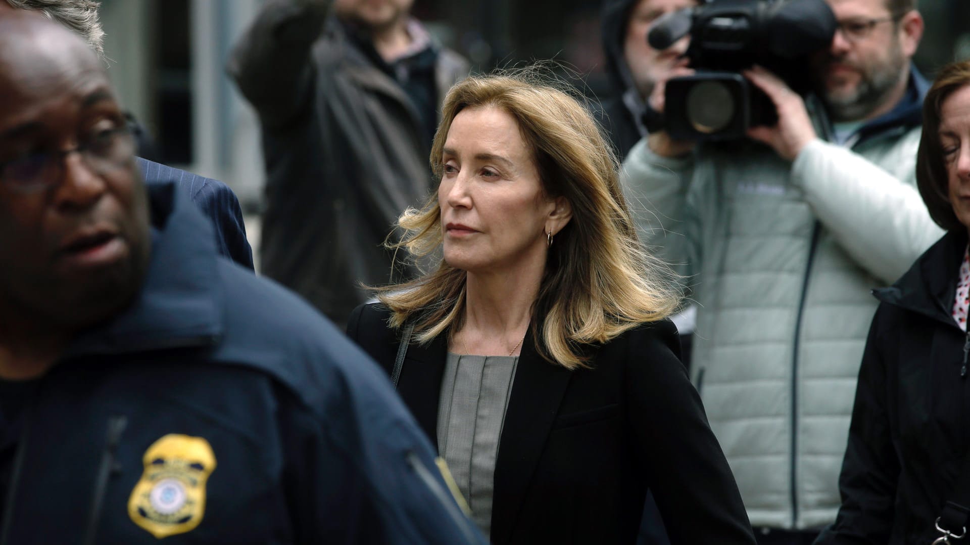 Felicity Huffman kommt zum Bundesgericht in Boston: Im Hochschul-Bestechungsskandal in den USA hat sich Huffman offiziell schuldig bekannt.