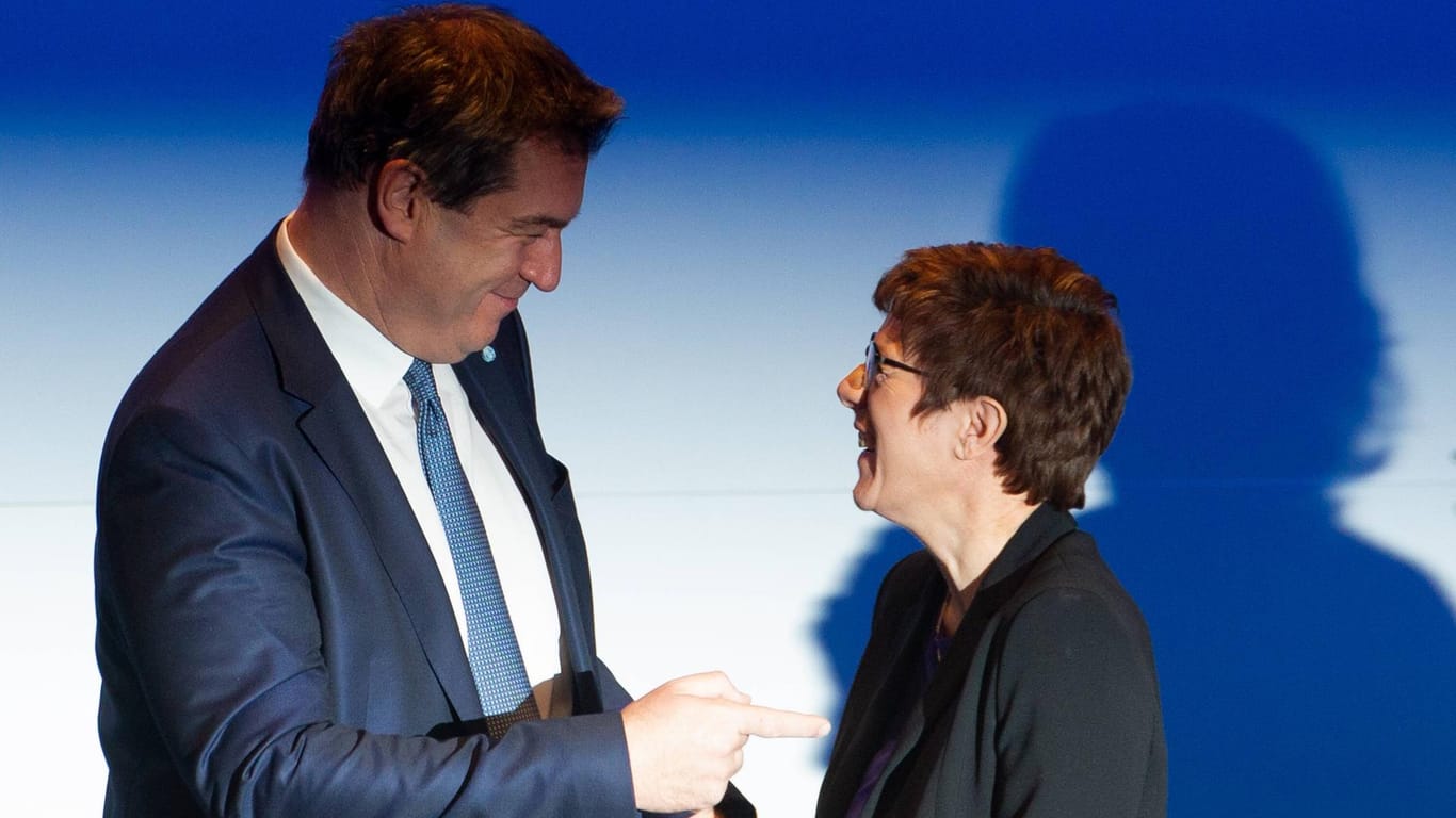 CDU-Chef Markus Söder und Annegret KRAMP-KARRENBAUER, Chefin der CDU: Zusammen mit den Spitzen der SPD muss die Koalition Auswege aus dem Milliarden-Dilemma finden.