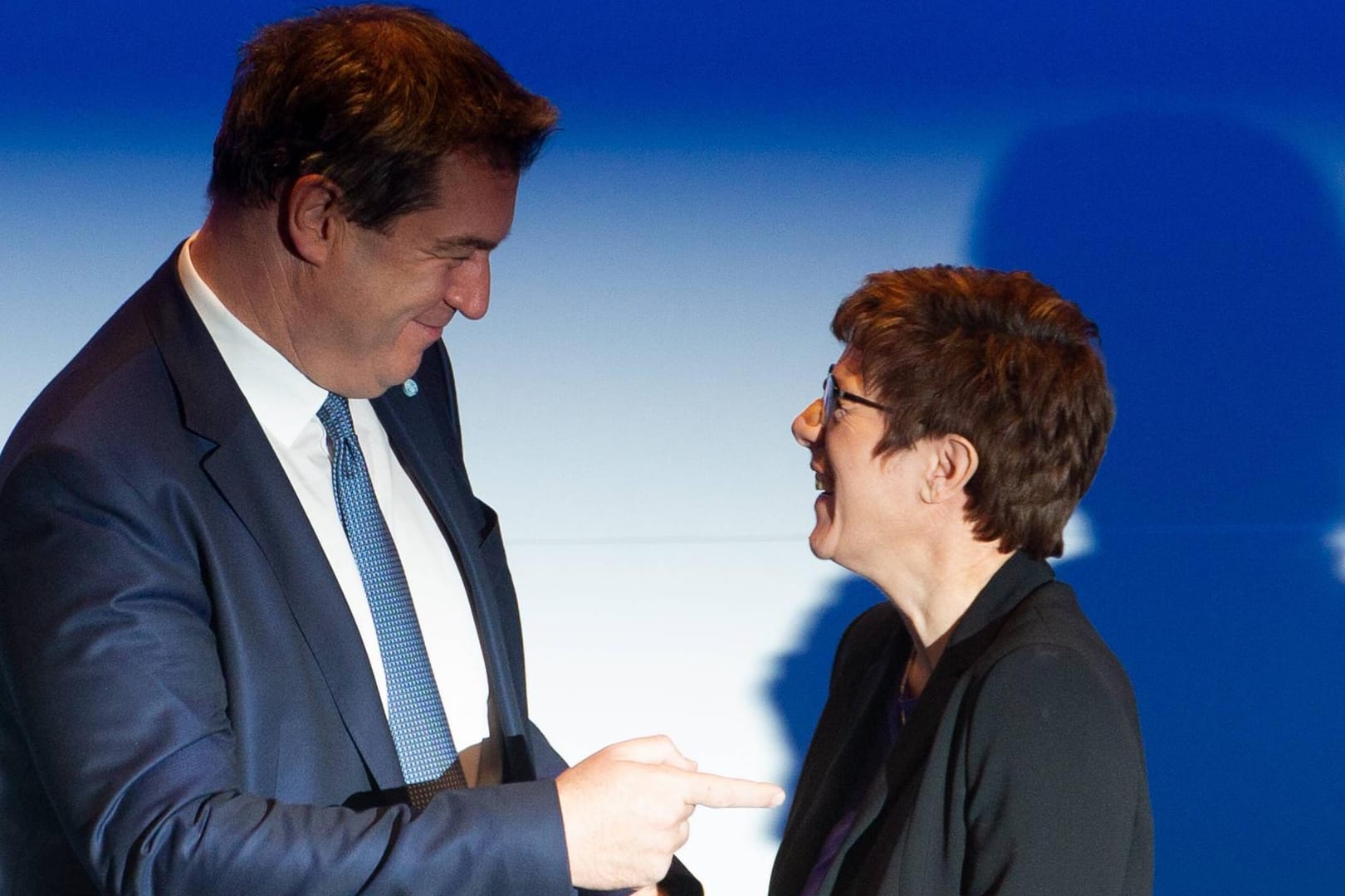 CDU-Chef Markus Söder und Annegret KRAMP-KARRENBAUER, Chefin der CDU: Zusammen mit den Spitzen der SPD muss die Koalition Auswege aus dem Milliarden-Dilemma finden.