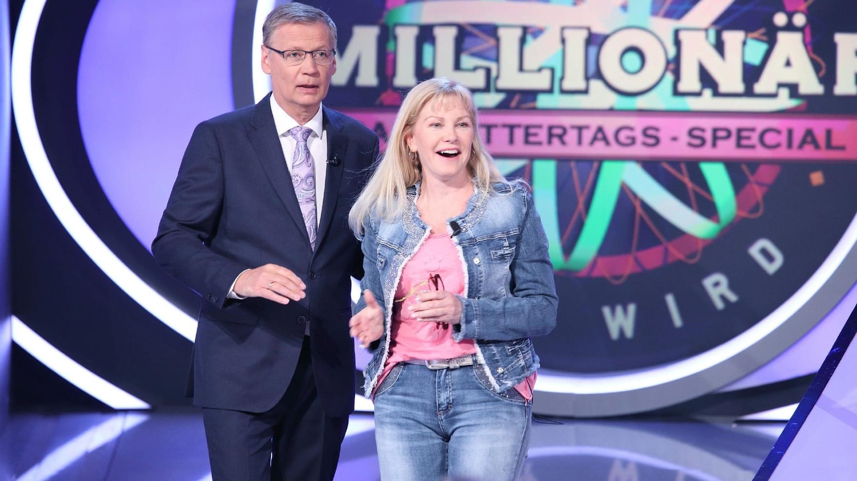 Moderator Günther Jauch mit 64.000 Euro-Gewinnerin Andrea Bringenberg.