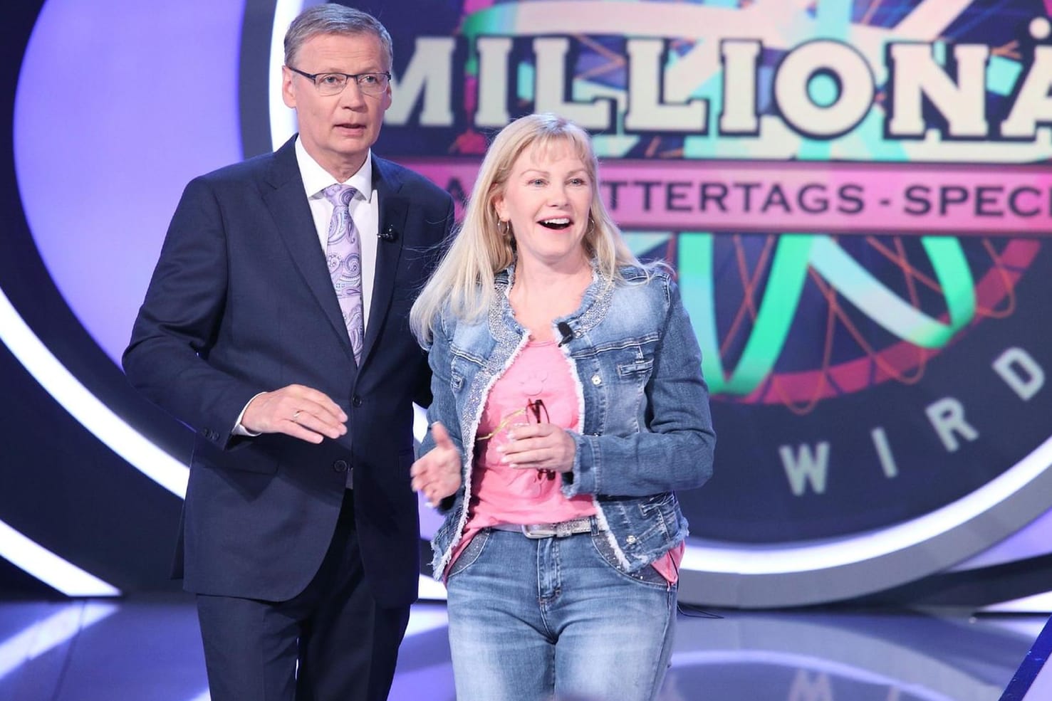 Moderator Günther Jauch mit 64.000 Euro-Gewinnerin Andrea Bringenberg.