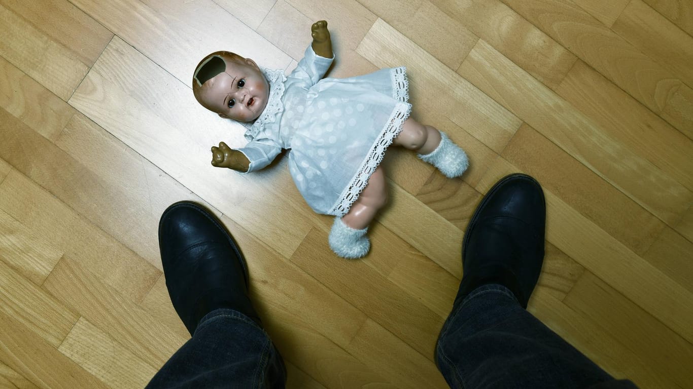 Eine Puppe liegt auf dem Fußboden: Der Prozess gegen den Mann ist eine Seltenheit in Deutschland.