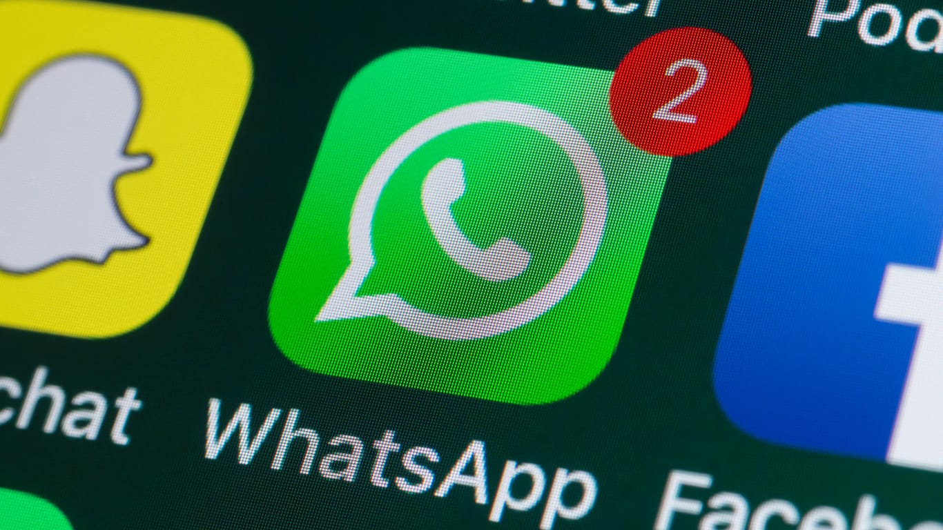 WhatsApp zeigt an, dass zwei neue Nachrichten eingegangen sind: Der Messengerdienst hat eine Sicherheitslücke und braucht ein Update.