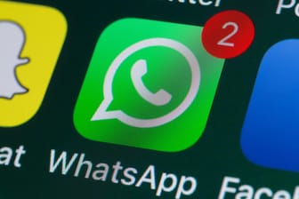 WhatsApp zeigt an, dass zwei neue Nachrichten eingegangen sind: Der Messengerdienst hat eine Sicherheitslücke und braucht ein Update.
