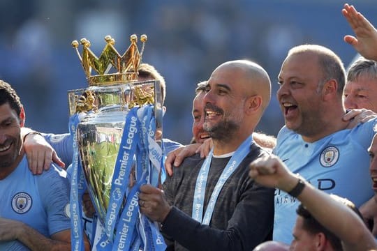 Pep Guardiola (M) droht mit Manchester City die Nichtzulassung zur Fußball-Königsklasse.