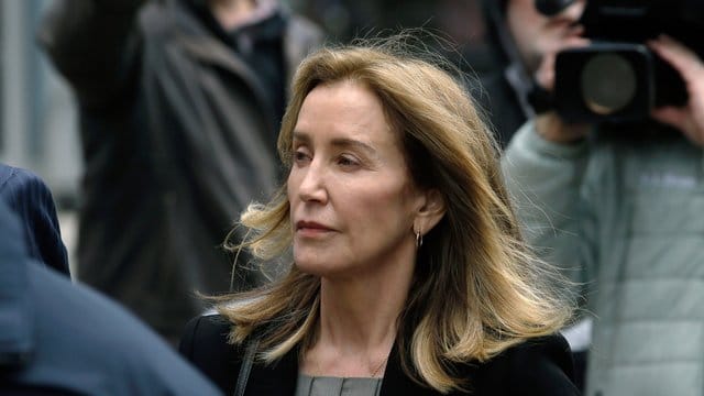 Felicity Huffman auf dem Weg zum Bundesgericht in Boston.