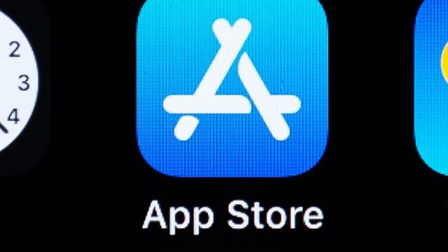 Das Logo des App Store auf dem Bildschirm eines iPhones.