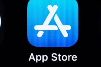 Das Logo des App Store auf dem Bildschirm eines iPhones.