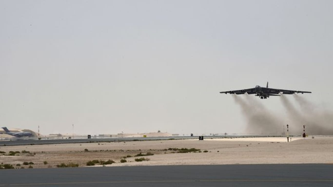 Eine Boeing B-52H Stratofortress beim Start von der Al Udeid Air Base in Katar.