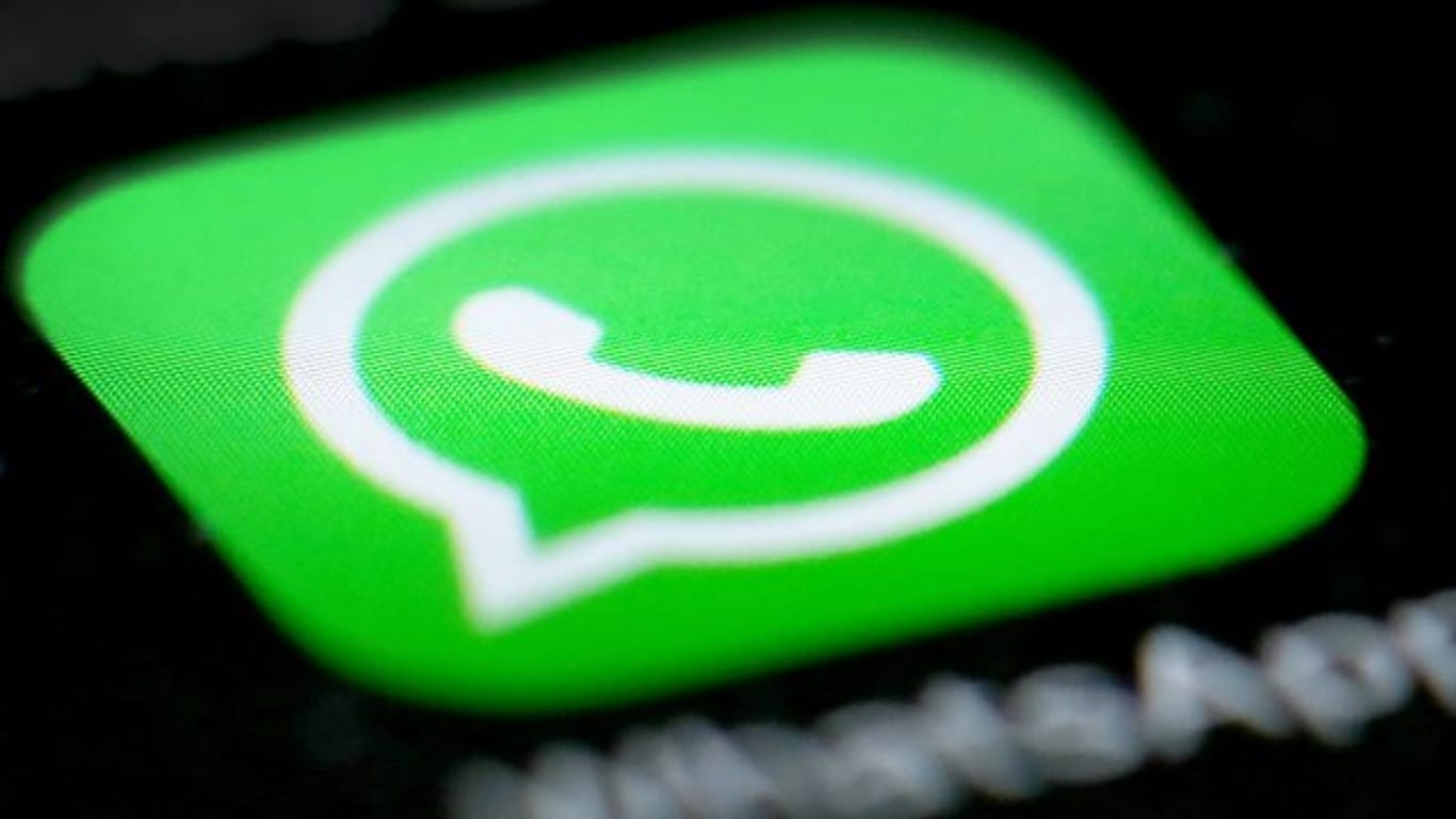 Das Logo von WhatsApp auf dem Display eines Smartphones.