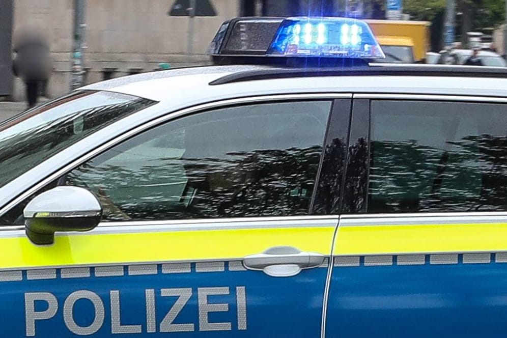 Ein Streifenwagen im Einsatz (Symbolfoto): Die Beamten sind in Thüringen auf eine "emsig putzende Frau" gestoßen.