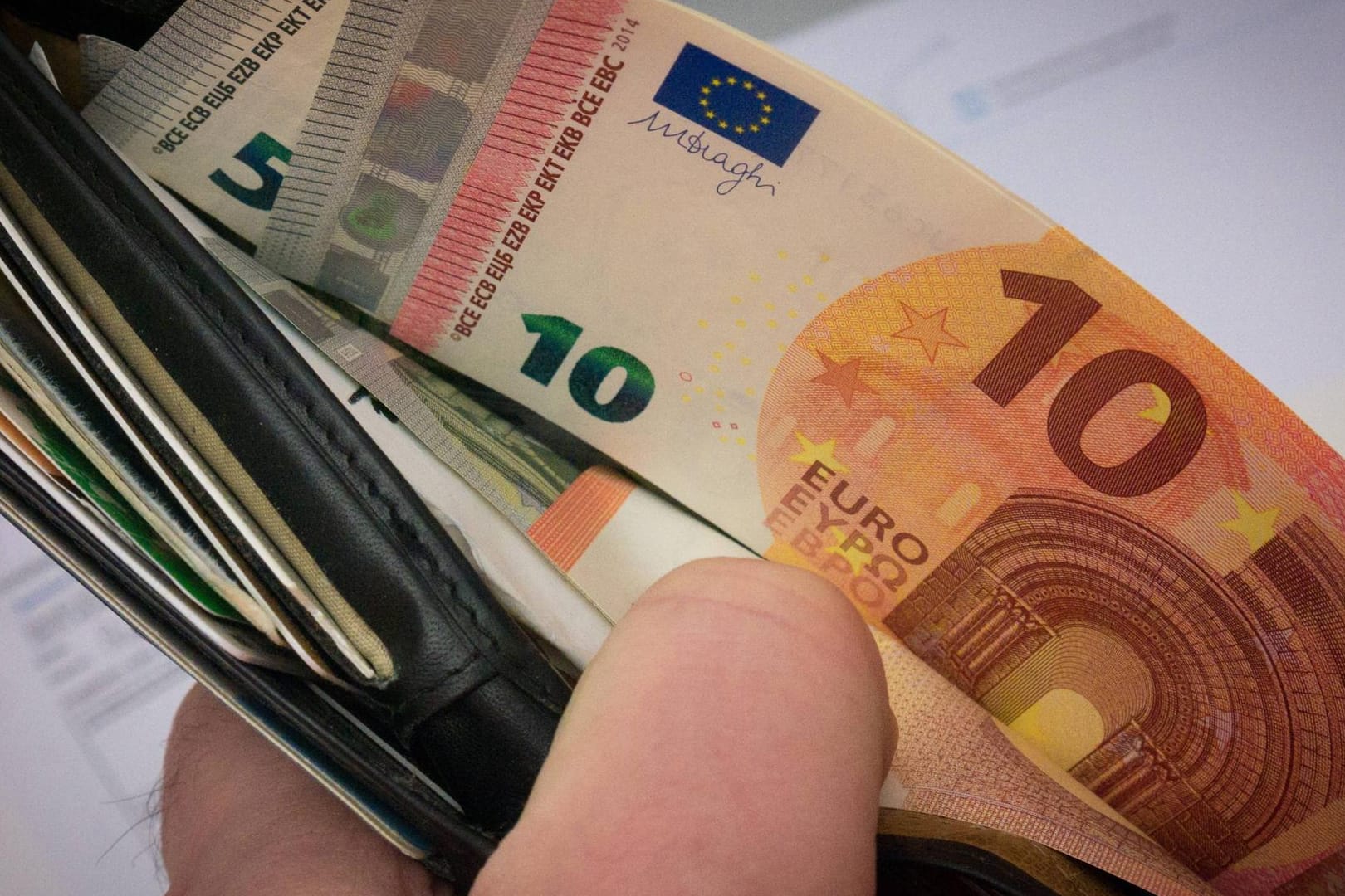 Portemonnaie mit Geldscheinen: Die Verbraucherpreise stiegen im April deutlich. Portemonnaie mit Geldscheinen: Die Verbraucherpreise stiegen im April deutlich.