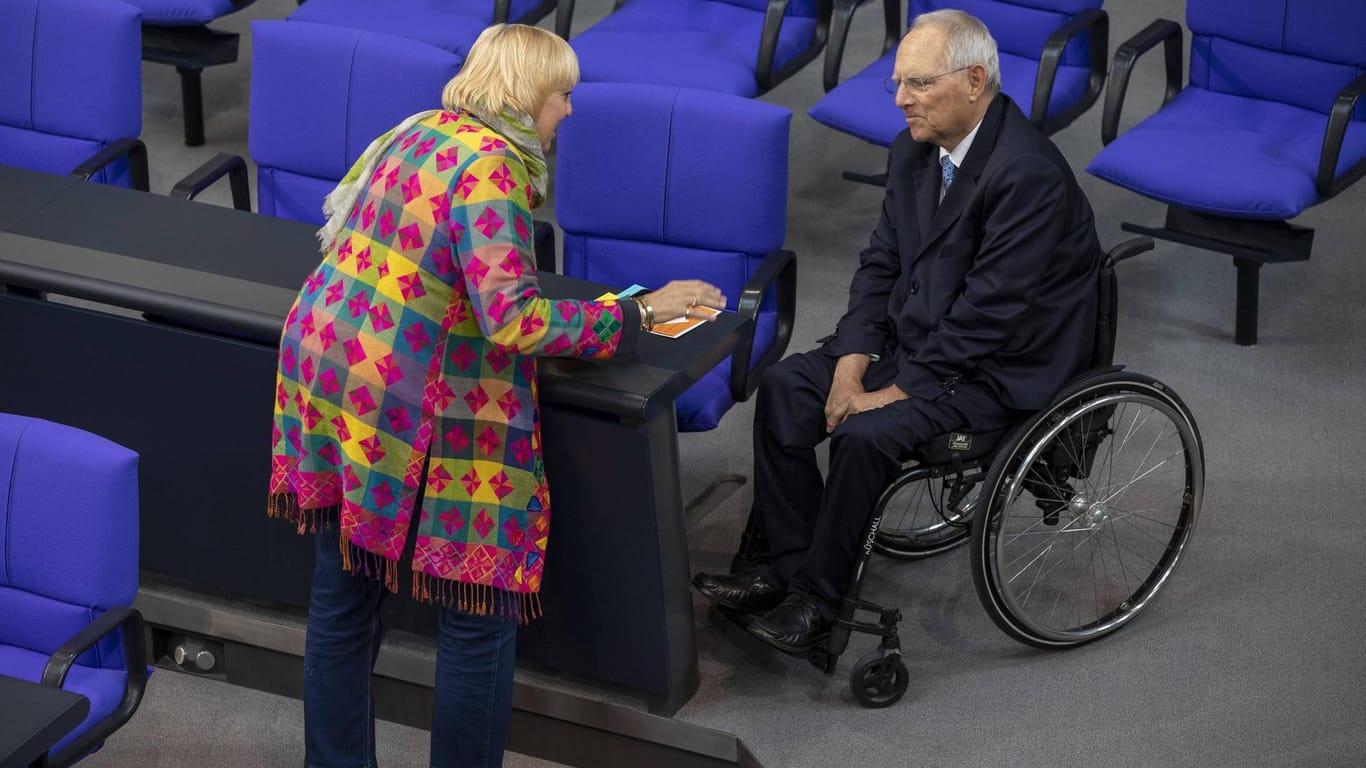 Bundestagsvizepräsidentin Claudia Roth und Bundestagspräsident Wolfgang Schäuble: Die Grünen-Politikern ist bei vielen AfD-Mitgliedern verhasst. Gerold Otten hat ihr seine Stimme nicht gegeben.