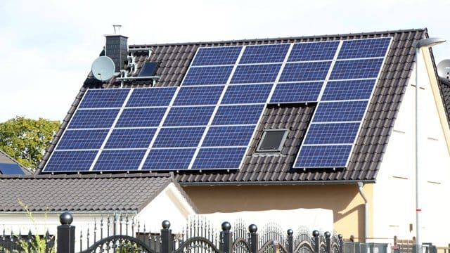 Optimalerweise sind Solarstromanlagen auf Dächern mit Südausrichtung und einem Neigungswinkel von 30 Grad installiert.