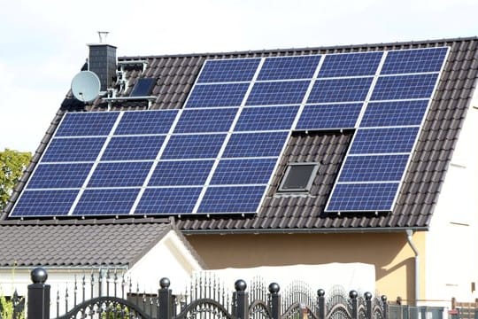 Optimalerweise sind Solarstromanlagen auf Dächern mit Südausrichtung und einem Neigungswinkel von 30 Grad installiert.