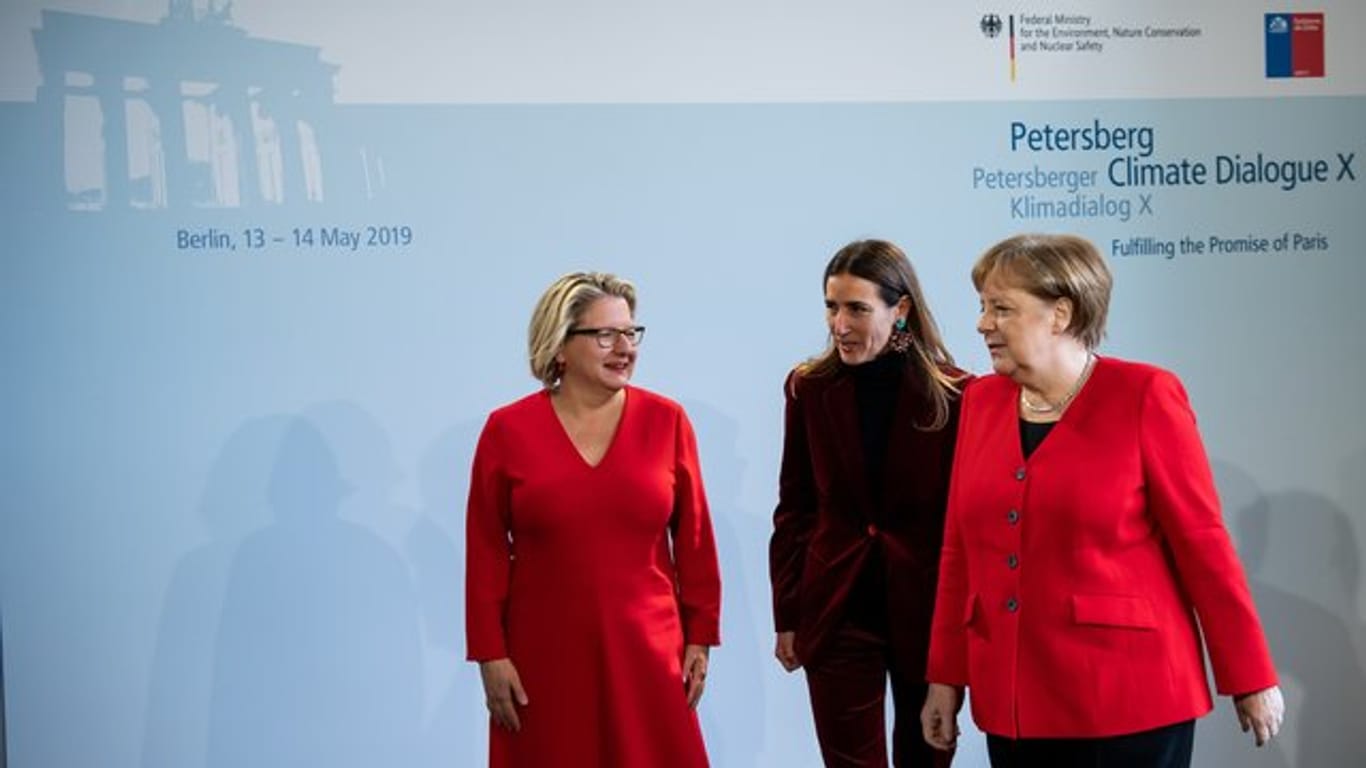 Bundeskanzlerin Merkel und Bundesumweltministerin Schulze sind beim 10.