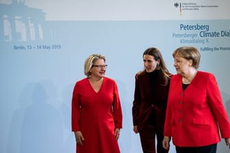 Bundeskanzlerin Merkel und Bundesumweltministerin Schulze sind beim 10.