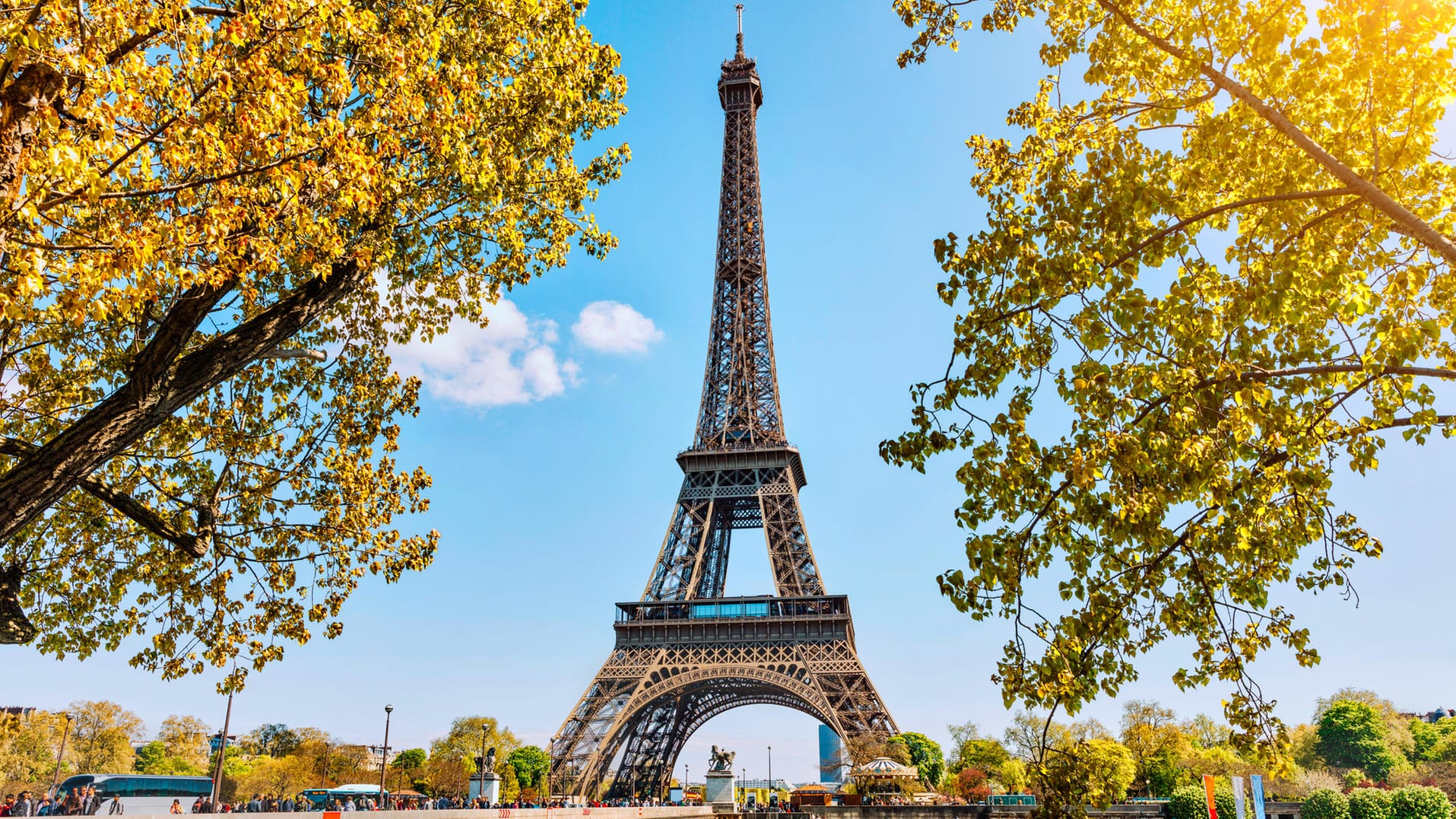 Der Eiffelturm: Der hohe Eisenfachwerkturm ist das Wahrzeichen von Paris.