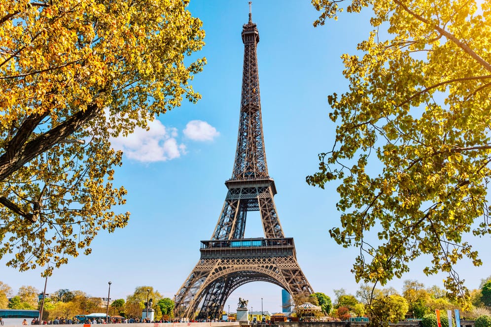 Der Eiffelturm: Der hohe Eisenfachwerkturm ist das Wahrzeichen von Paris.