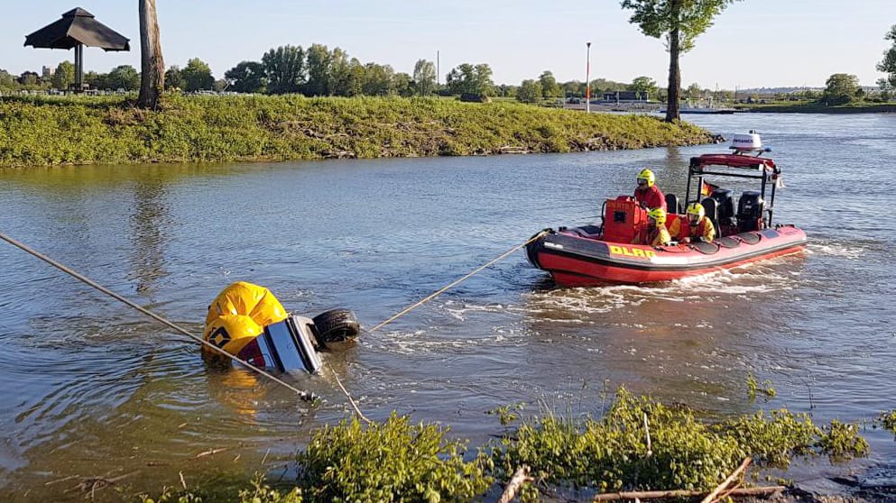 Rettungsaktion in Niederkassel: Für den Mann, der mit dem Auto in den Rhein gerollt war, kam jede Hilfe zu spät.